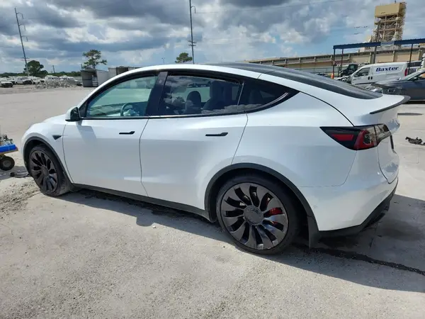 7SAYGDEF2NF322332 2022 TESLA MODEL Y - Image 2