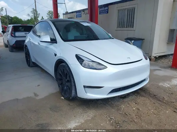 7SAYGDEF2NF381221 2022 TESLA MODEL Y - Image 1
