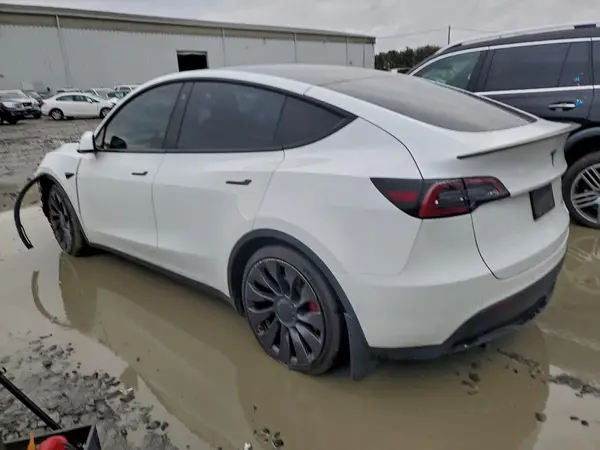 7SAYGDEF2NF387620 2022 TESLA MODEL Y - Image 2