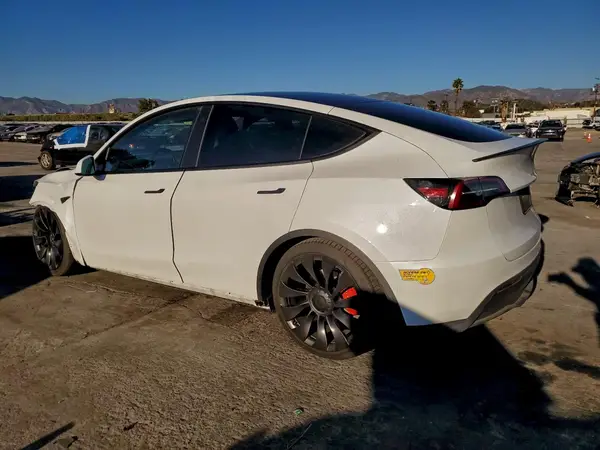 7SAYGDEF2NF390436 2022 TESLA MODEL Y - Image 2