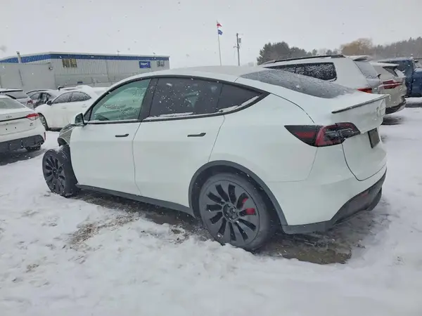 7SAYGDEF2NF516438 2022 TESLA MODEL Y - Image 2