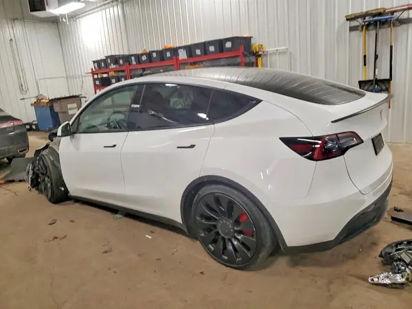 7SAYGDEF2NF538018 2022 TESLA MODEL Y - Image 2