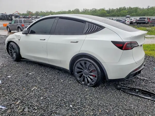 7SAYGDEF2NF544658 2022 TESLA MODEL Y - Image 2