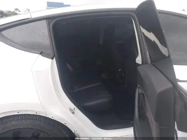 7SAYGDEF2NF561945 2022 TESLA MODEL Y - Image 8