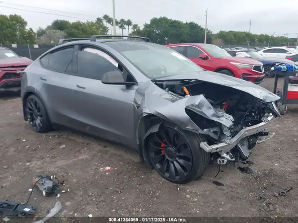 7SAYGDEF2RA295619 2024 TESLA MODEL Y - Image 1
