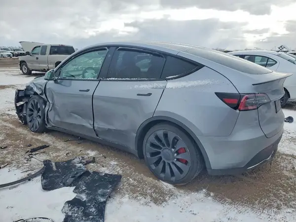 7SAYGDEF2RA300933 2024 TESLA MODEL Y - Image 2