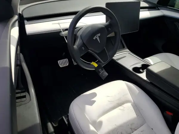 7SAYGDEF2RA324519 2024 TESLA MODEL Y - Image 8