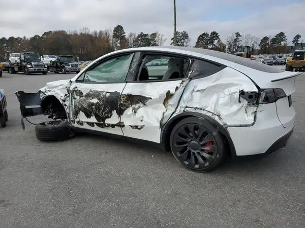7SAYGDEF2RF040813 2024 TESLA MODEL Y - Image 2