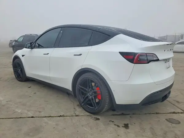 7SAYGDEF3NF547018 2022 TESLA MODEL Y - Image 2