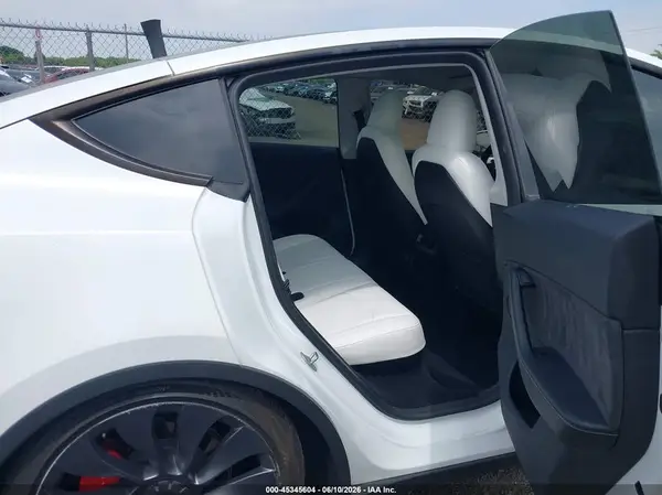 7SAYGDEF3RA268560 2024 TESLA MODEL Y - Image 8