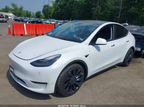 7SAYGDEF4NF400304 2022 TESLA MODEL Y - Image 1