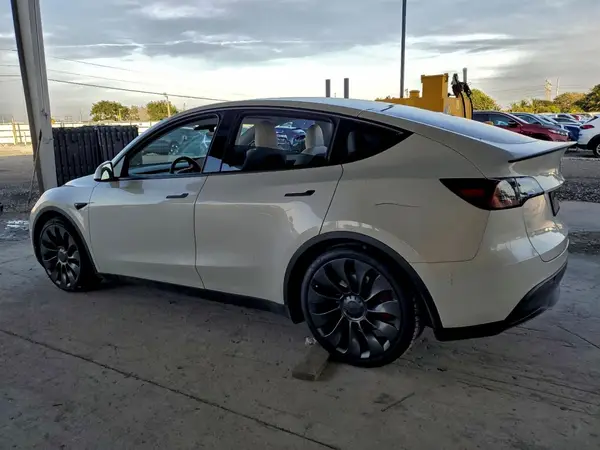 7SAYGDEF4PF605236 2023 TESLA MODEL Y - Image 2