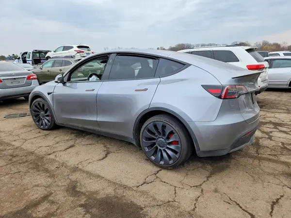 7SAYGDEF4RA305910 2024 TESLA MODEL Y - Image 2