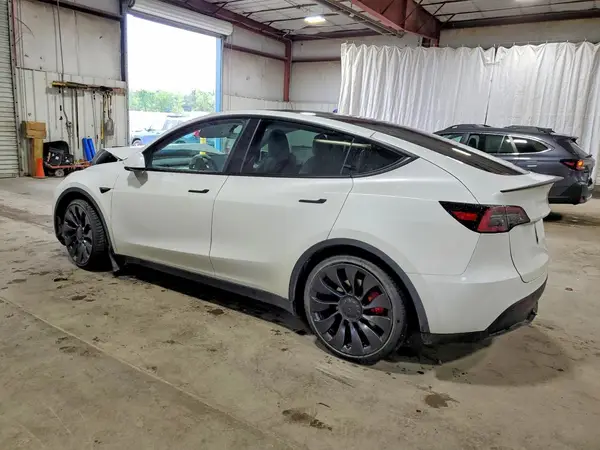 7SAYGDEF4RF002175 2024 TESLA MODEL Y - Image 2