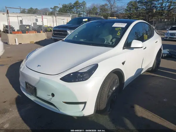 7SAYGDEF5PF704860 2023 TESLA MODEL Y - Image 2