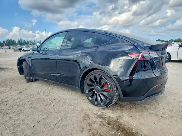 7SAYGDEF5PF822990 2023 TESLA MODEL Y - Image 2