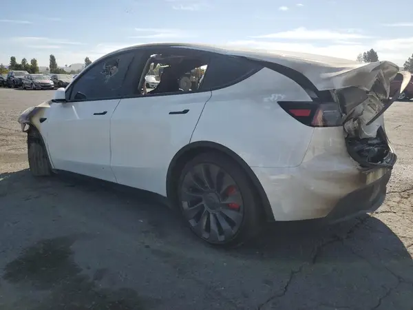 7SAYGDEF5PF828921 2023 TESLA MODEL Y - Image 2