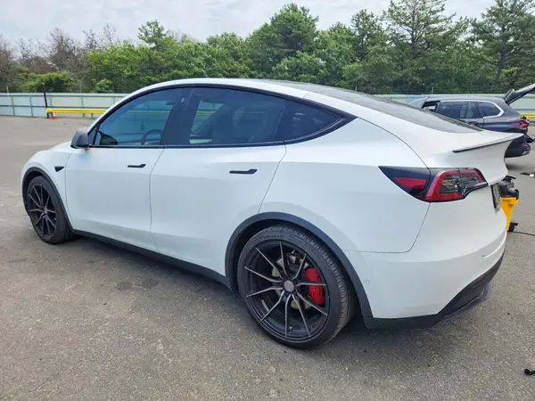 7SAYGDEF6NF308174 2022 TESLA MODEL Y - Image 2