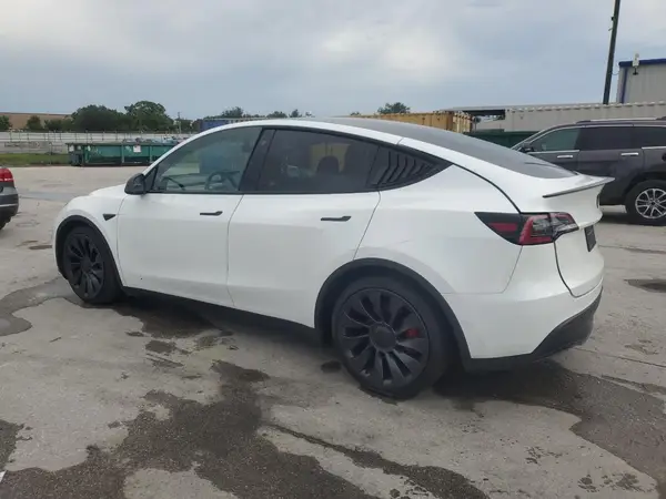 7SAYGDEF6NF379682 2022 TESLA MODEL Y - Image 2