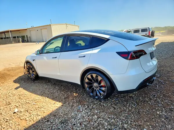 7SAYGDEF6NF452761 2022 TESLA MODEL Y - Image 2
