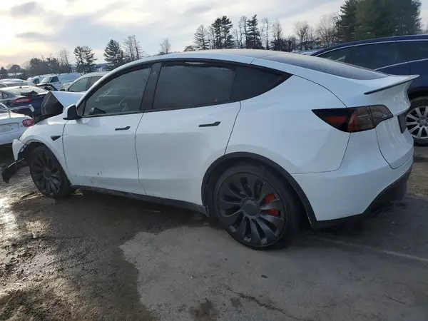 7SAYGDEF6PF758653 2023 TESLA MODEL Y - Image 2