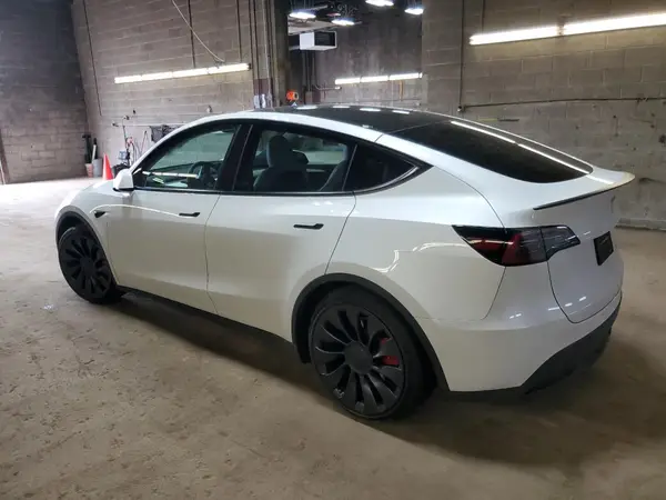 7SAYGDEF6PF798103 2023 TESLA MODEL Y - Image 2