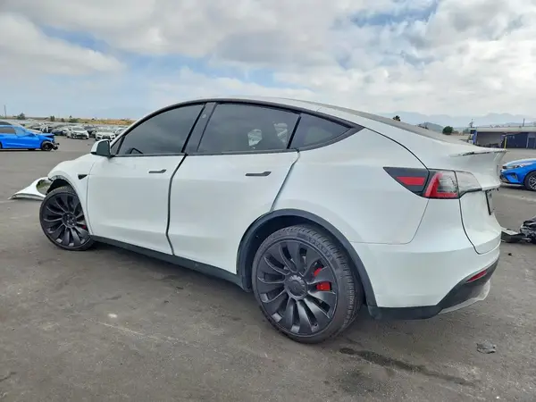 7SAYGDEF6SF221564 2025 TESLA MODEL Y - Image 2