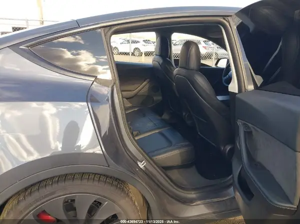 7SAYGDEF7NF309396 2022 TESLA MODEL Y - Image 8
