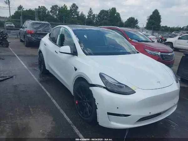 7SAYGDEF7NF372255 2022 TESLA MODEL Y - Image 1