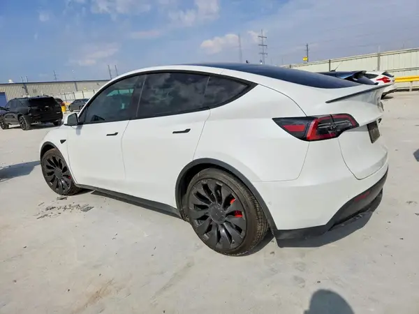 7SAYGDEF7NF405528 2022 TESLA MODEL Y - Image 2