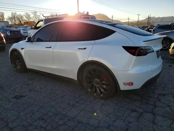7SAYGDEF7NF494758 2022 TESLA MODEL Y - Image 2