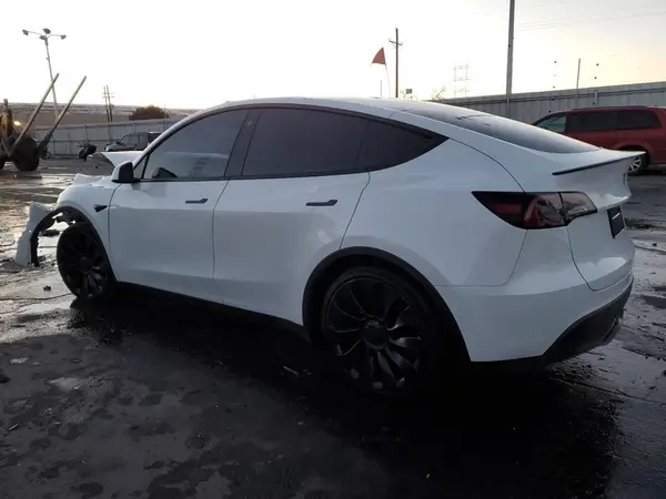 7SAYGDEF7NF545885 2022 TESLA MODEL Y - Image 2