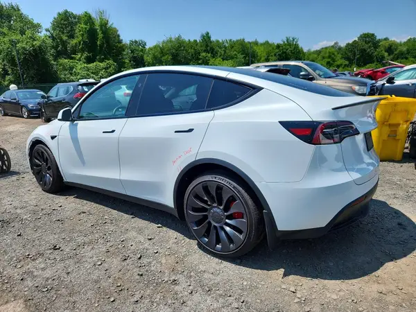 7SAYGDEF7PF860074 2023 TESLA MODEL Y - Image 2