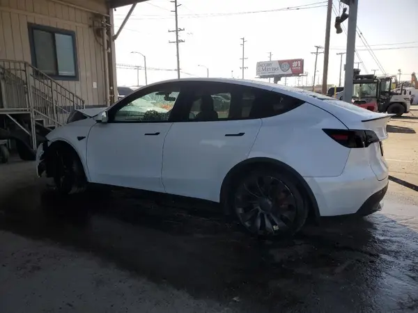 7SAYGDEF8NF381644 2022 TESLA MODEL Y - Image 2