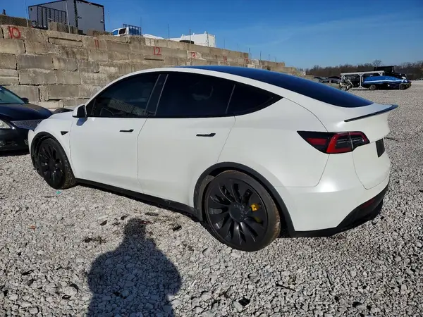7SAYGDEF8NF397665 2022 TESLA MODEL Y - Image 2