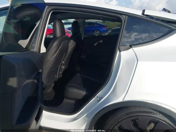 7SAYGDEF8NF455886 2022 TESLA MODEL Y - Image 8