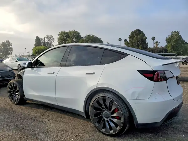7SAYGDEF8NF488743 2022 TESLA MODEL Y - Image 2