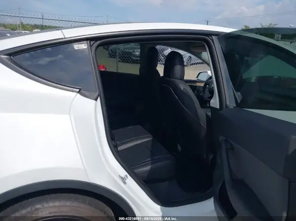 7SAYGDEF8NF537309 2022 TESLA MODEL Y - Image 8