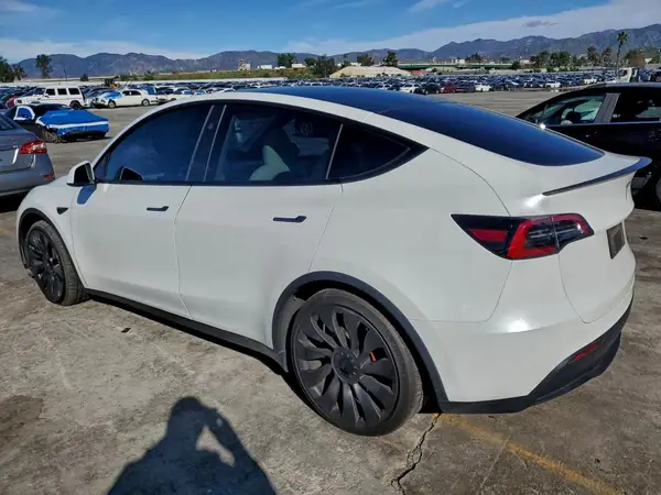 7SAYGDEF8PF807223 2023 TESLA MODEL Y - Image 2