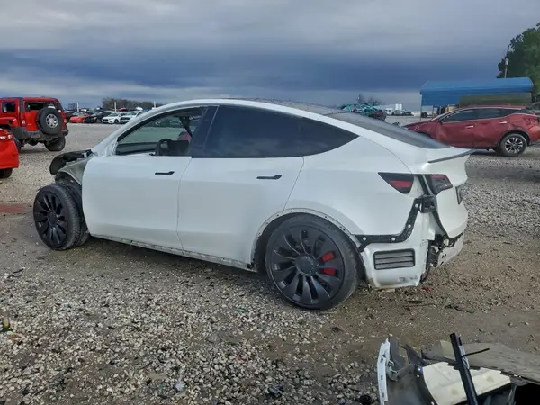 7SAYGDEF8PF810834 2023 TESLA MODEL Y - Image 2