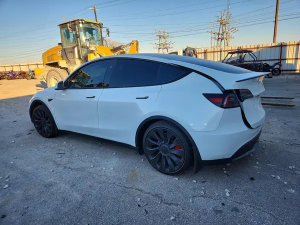 7SAYGDEF8RA274726 2024 TESLA MODEL Y - Image 2