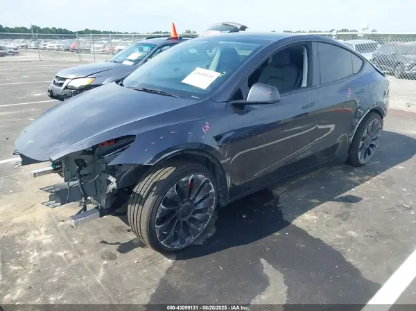7SAYGDEF8SA370135 2025 TESLA MODEL Y - Image 2