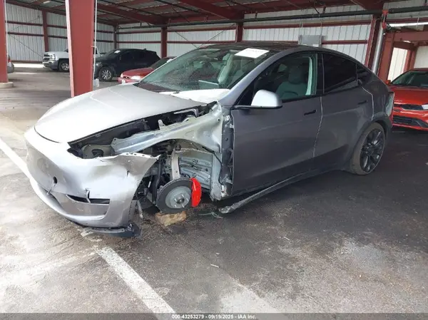7SAYGDEF8SF228502 2025 TESLA MODEL Y - Image 2