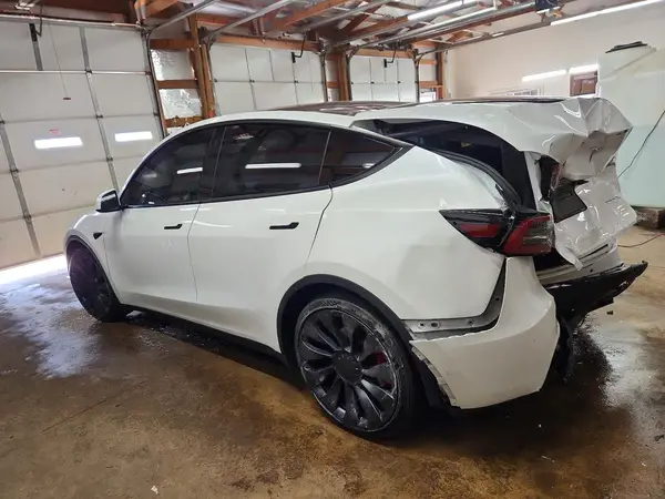 7SAYGDEF9NF372094 2022 TESLA MODEL Y - Image 2