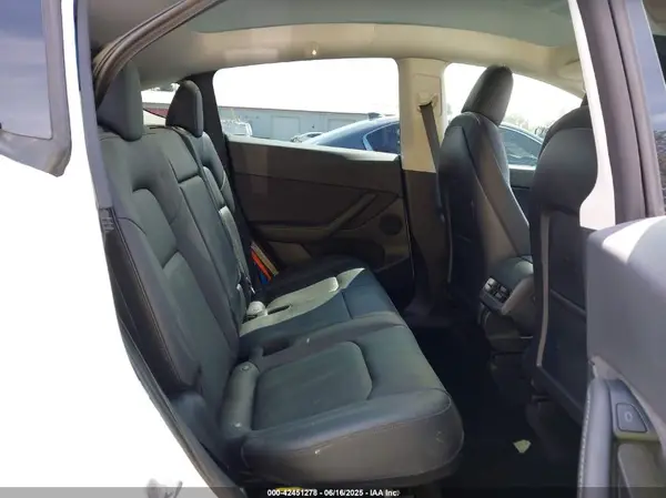 7SAYGDEF9NF400265 2022 TESLA MODEL Y - Image 8