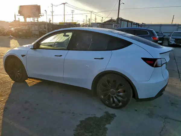7SAYGDEF9NF465682 2022 TESLA MODEL Y - Image 2