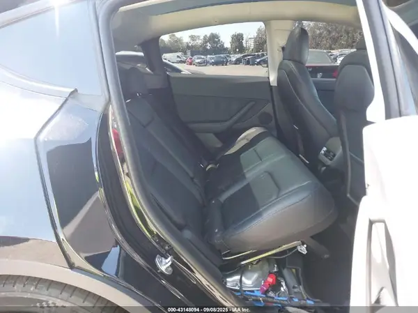 7SAYGDEF9PF635882 2023 TESLA MODEL Y - Image 8