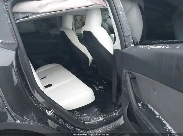 7SAYGDEF9RF022048 2024 TESLA MODEL Y - Image 8