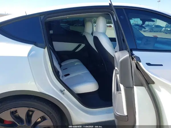 7SAYGDEFXNF372072 2022 TESLA MODEL Y - Image 8