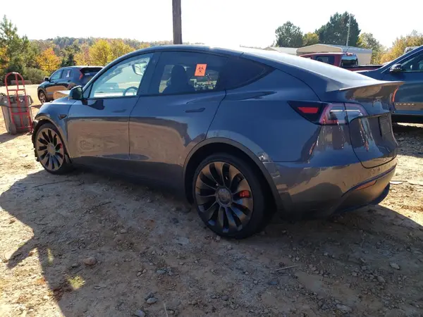 7SAYGDEFXPF611347 2023 TESLA MODEL Y - Image 2